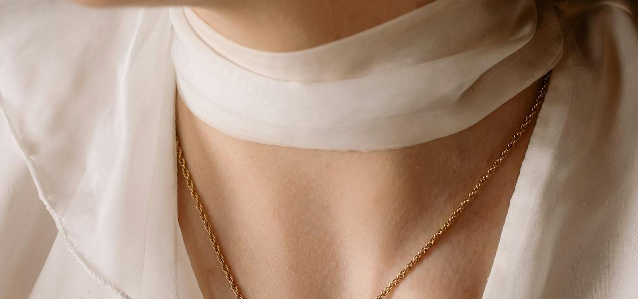 Jak dopasować biżuterię do żakietu? Poradnik