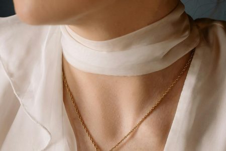 Jak dopasować biżuterię do żakietu? Poradnik