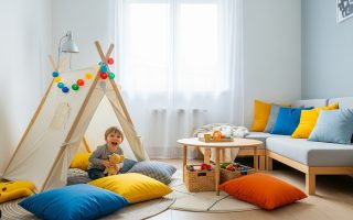 Jak zbudować plac zabaw w mieszkaniu? Pomysły na aranżację małych przestrzeni dla aktywnych dzieci